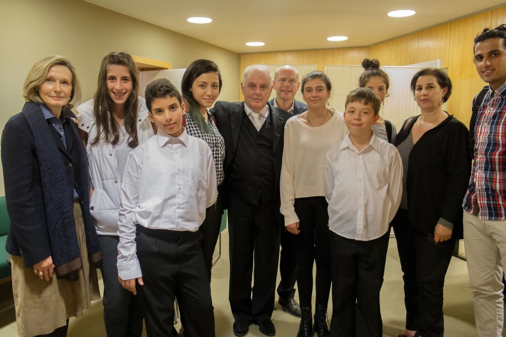 Gerne nahm Daniel Barenboim die Ehrenmitgliedschaft der Johannes Wasmuth Gesellschaft an, die ihm nach seinem Konzert in der Berliner Philharmonie im September 2014 verliehen wurde. Daniel Barenboim wird umringt von Kindern aus Ramallah, Delia von Mauchenheim und Torsten Schreiber von der Johannes Wasmuth Gesellschaft.